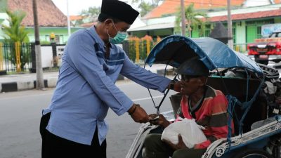 Pakai Uang Pribadi, Wali Kota Madiun bagikan Sembako