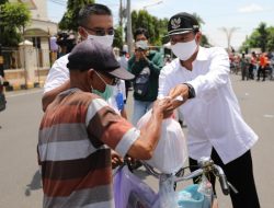 Antisipasi Dampak Covid 19, Walikota Madiun bagikan Sembako Kepada Tukang Becak