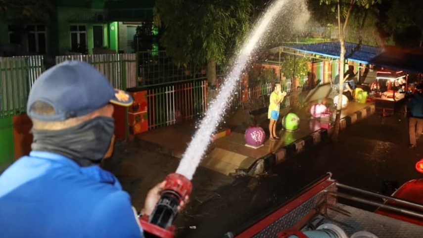 Nekat berkerumun, warga Kota Madiun disemprot air milik pemadam kebakaran