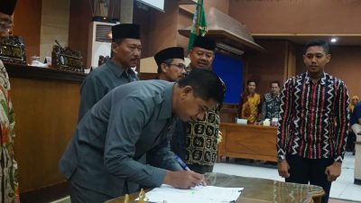Ketua DPRD Ponorogo saat menandatangani Raperda Layak Anak. (Foto - Redaksi)