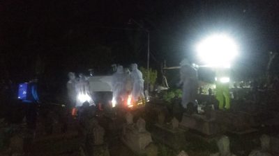 Pemakaman Jenazah PDP di Sooko yang meninggal dunia dengan protokol Covid 19