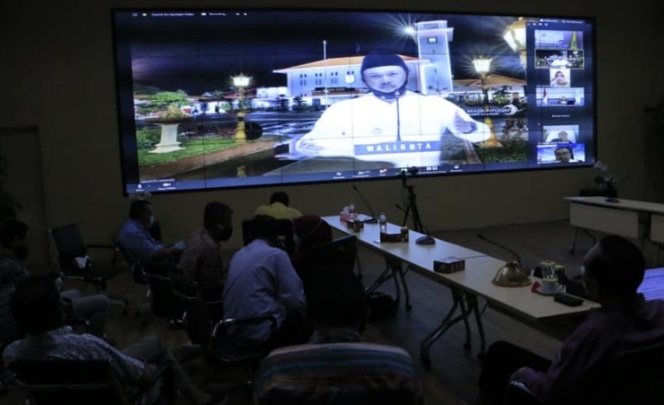 Wali Kota Madiun menjadi narasumber seminar nasional secara online. Strategi pemulihan ekonomi dibeberkan Wali Kota dalam kesempatan tersebut.