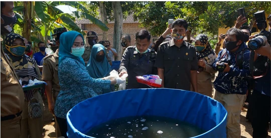 Ketua DPRD Ponorogo saat melakukan Penebaran Benih Ikan sebagai salah satu upaya melakukan Ketahanan Dapur ditengah Pandemi.