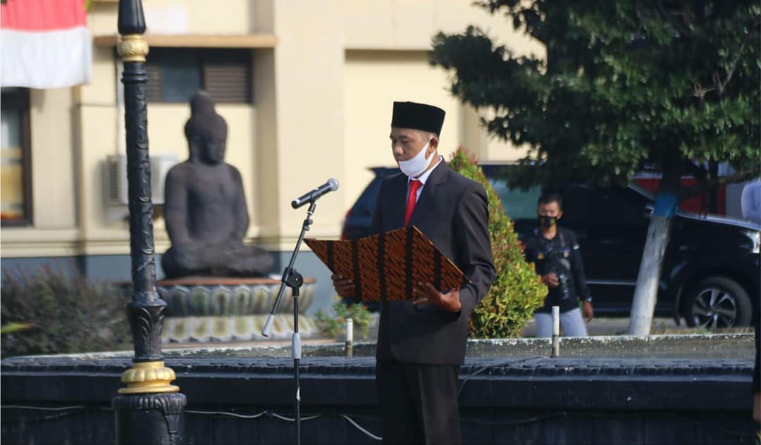 Ketua DPRD Ponorogo, Sunarto saat membaca Teks Proklamasi.