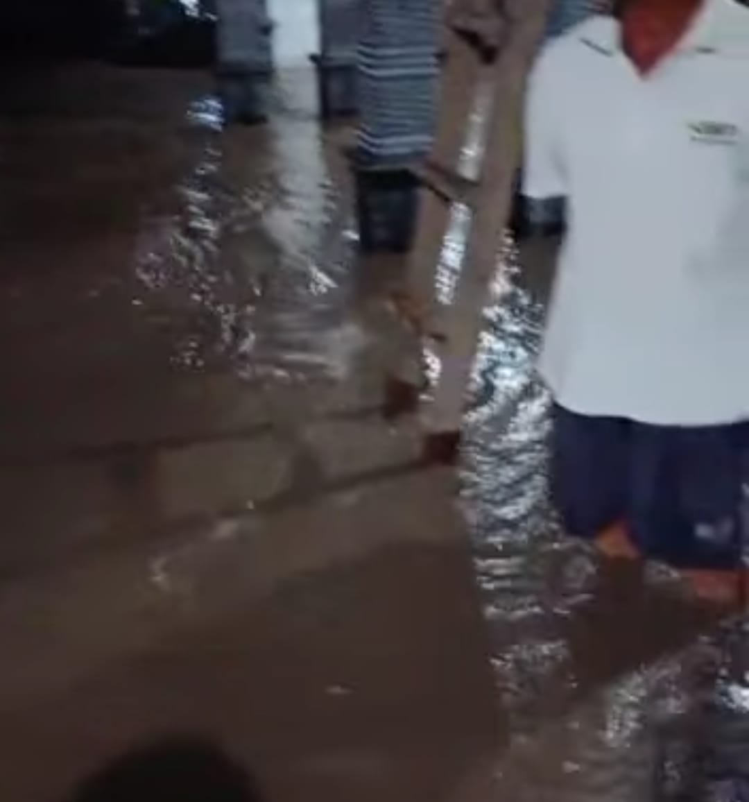 Banjir di Desa Klumutan hingga diatas lutut orang dewasa