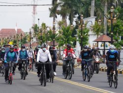 Ke Kota Madiun, Gubernur Khofifah Gowes di Jalur Sepeda Wisata, Bagi Sembako dan Tanam Pohon