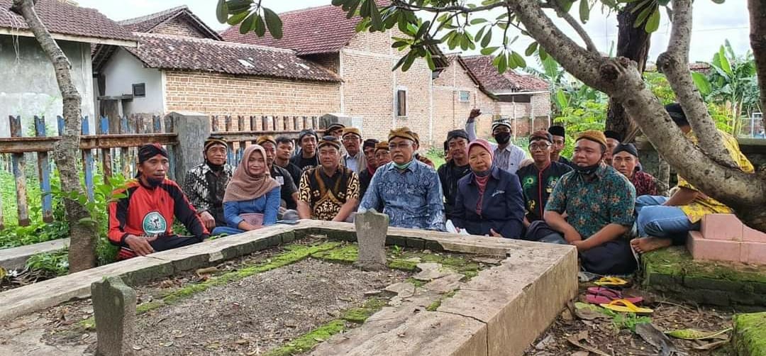 Keluwarga Ageng Pakasa Gebang Tinatar saat melakukan Pengetan Sejarah Meteng 7 Beruk di Makam Raden Martapura