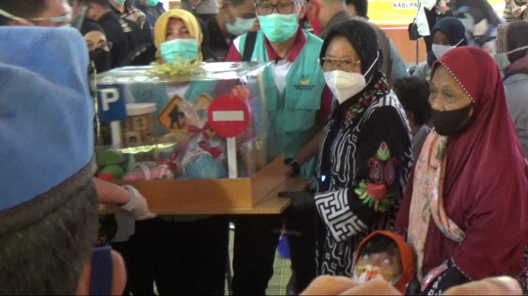Menteri Sosial Tri Rismaharini meyerahkan bantuan di Desa Krebet Jambon Ponorogo