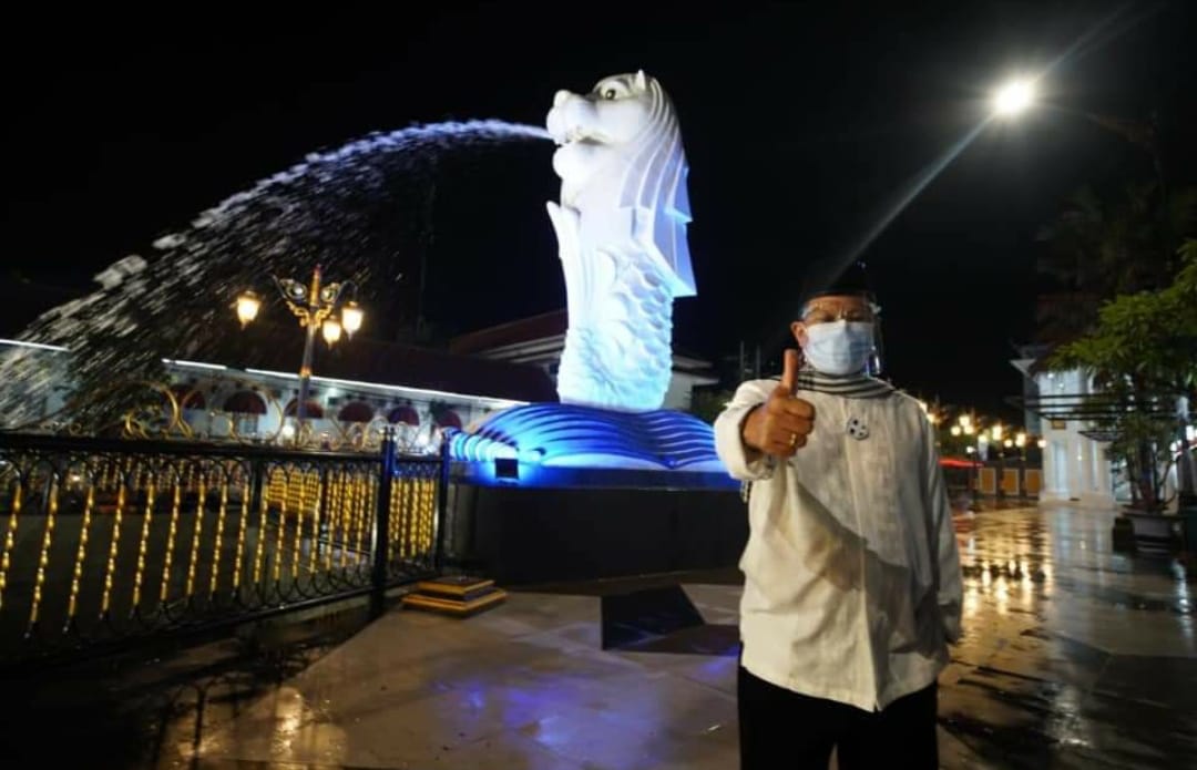 Wali Kota Maidi berdiri didepan Patung Merlion, salah satu Ikon Kota Pendekar yang diresmikan jelang pergantian tahun