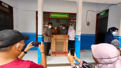 Arumi Bachsin memberikan bantuan kepada Panti Asuhan Tuna Netra Terpadu Aisyiyah Ponorogo