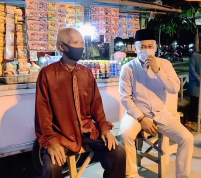 Bupati Sugiri Sancoko berbincang dengan PKL di Alun-Alun Ponorogo, Bupati meminta Protokol Kesehatan ditegakkan dengan disiplin