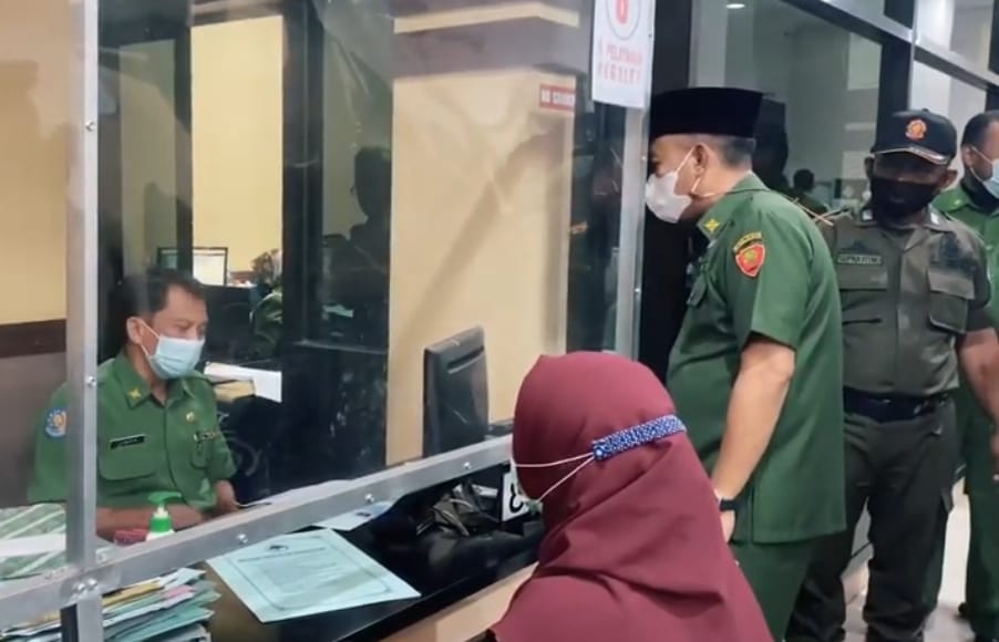 Bupati Sugiri Sancoko saat melihat Pelayanan Publik di Disdukcapil