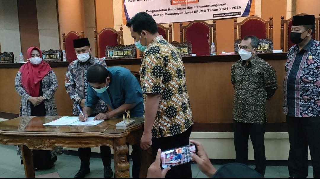 Ketua DPRD Ponorogo menandatangani Nota Kesepakatan Rancangan Awal RPJMD Ponorogo 2021-2026