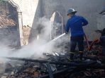 Kebakaran Rumah milik Senun, warga Ngrenteng Ngampel Balong Ponorogo diduga akibat korsleting listrik. (Yahya AR/Madiunraya.com)