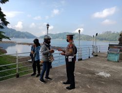 Tidak memeriksa Surat Kendaraan, Operasi Patuh Semeru 2021 dilakukan dengan Membagikan Masker