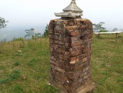 Tugu Belanda di puncak Bukit Suroloyo Pacitan