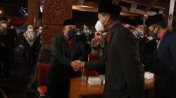 Ketua DPRD Ponorogo memberikan selamat kepada pejabat yang baru dilantik di Pemkab Ponorogo