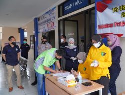 Jelang Nataru, Puluhan Sopir dan Kondektur Bus di Terminal Selo Aji Ponorogo di Test Urine