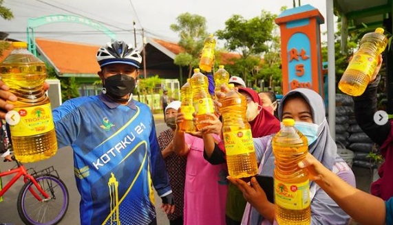 Wali Kota Madiun membagikan Minyak Goreng Gratis kepada warganya