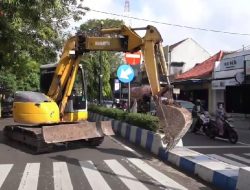 Pengerjaan Face Off Jalan Urip Sumoharjo segera dimulai, Median Jalan dibongkar