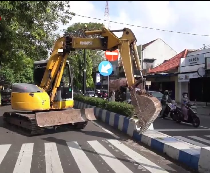 Alat berat membongkar median jalan di Jalan Urip Sumoharjo Ponorogo