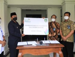 Wali Kota Madiun menerima CSR Pohon Pule dari PT PLN senilai 70 juta