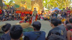 Masyarakat Desa Duri Slahung menyaksikan Pagelaran Seni Reog Ponorogo dalam Kegiatan Bersih Desa