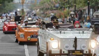 Wali Kota Maidi bersama Gubernur Jawa Timur saat Pawai naik Mobil VW Klasik