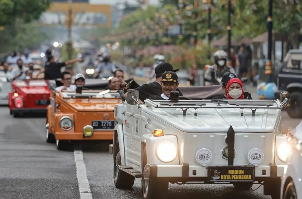 Wali Kota Maidi bersama Gubernur Jawa Timur saat Pawai naik Mobil VW Klasik