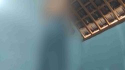 Jasad Sutikno saat ditemukan Menggantung Diri di Usuk Rumahnya sendiri karena depresi Isterinya ingin Cerai