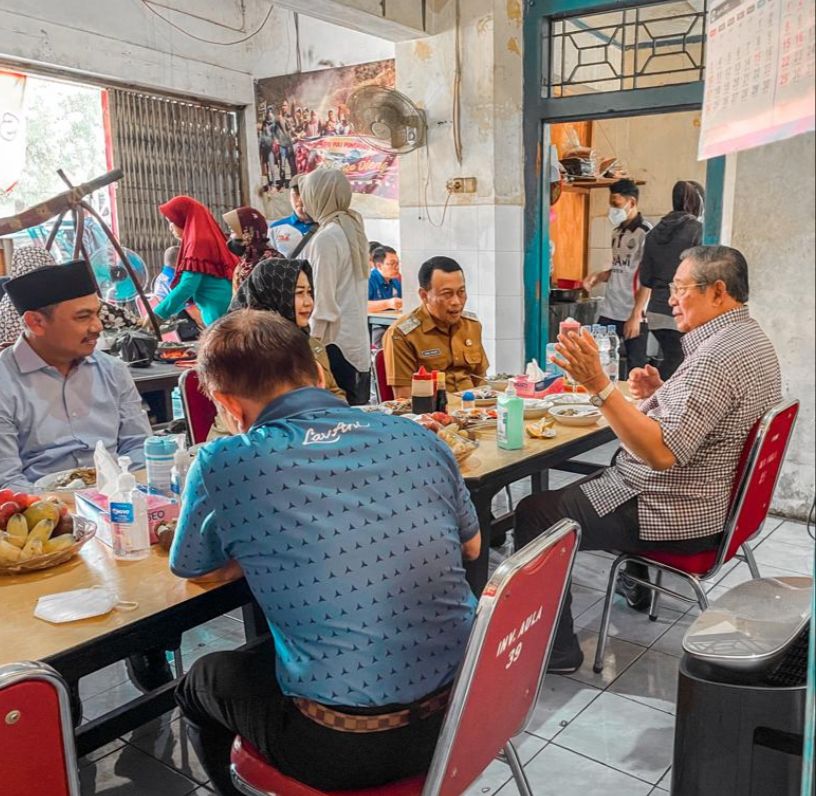 SBY Menikmati Sate dan Gulai Kambing Hj Yuli di Pasar Pon Ponorogo ditemani Kang Bupati Sugiri Sancoko