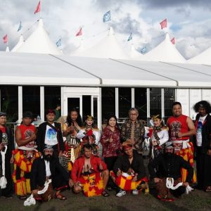 Duta Besar RI untuk Belanda berfoto bersama dengan Kru Reog Ponorogo yang tampil dalam Tong Tong Fair