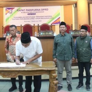 Ketua DPRD Ponorogo, Kang Narto menandatangani Perda P APBD tahun 2022