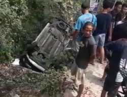 Pengemudi Ngantuk, Ertiga Nyemplung ke Sungai