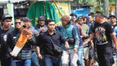 Aremania mengantarkan rekannya yang meninggal dunia akibat Insiden Kanjuruhan pada 01 Oktober 2022 silam