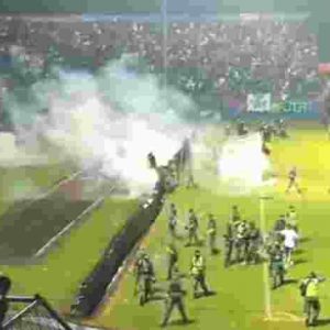 Kerusuhan terjadi di Stadion Kanjuruhan Malang setelah ribuan sporter Arema FC meringsek ke tengah lapangan karena tim nya kalah oleh Persebaya