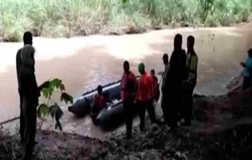 Petugas melakukan pencairan korban anak tenggelam di Sungai Keyang