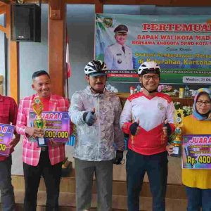 Wali Kota Madiun menyerahkan Penghargaan kepada peserta Idol Kelurahan di Kecamatan Kartoharjo