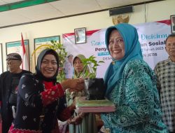 50 Warga Desa Jetis terima Bantuan Paket Sembako dari Tim Penggerak PKK Kabupaten Ponorogo