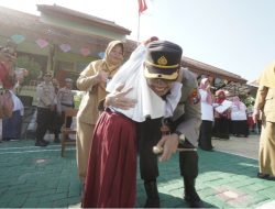 Polisi Peduli Pendidikan, Kapolres Ponorogo Beri Penghargaan Siswa SLBN Yang Berprestasi