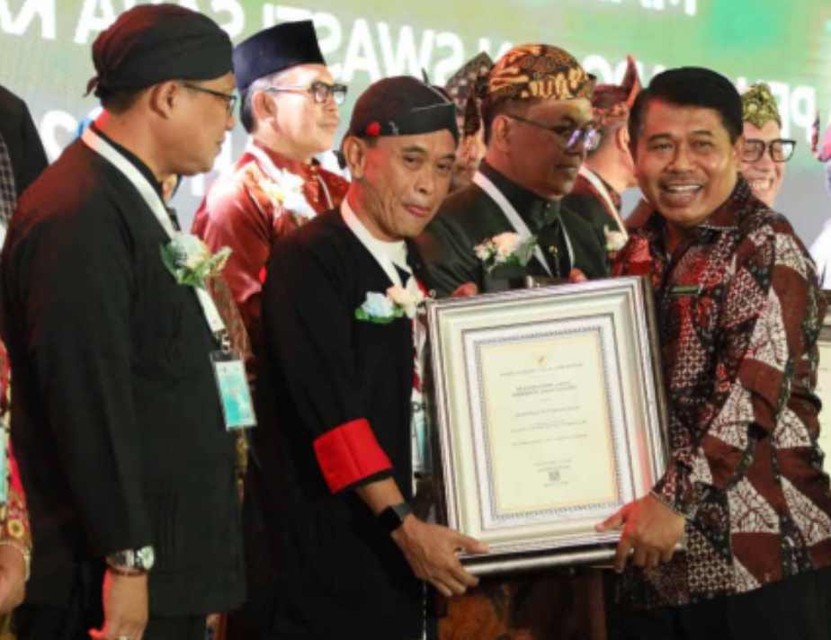 Agus Sugiarto, Kepala Bappeda Litbang Ponorogo saat menerima penghargaan Swasti Saba 2023 Kategori Wiwerda