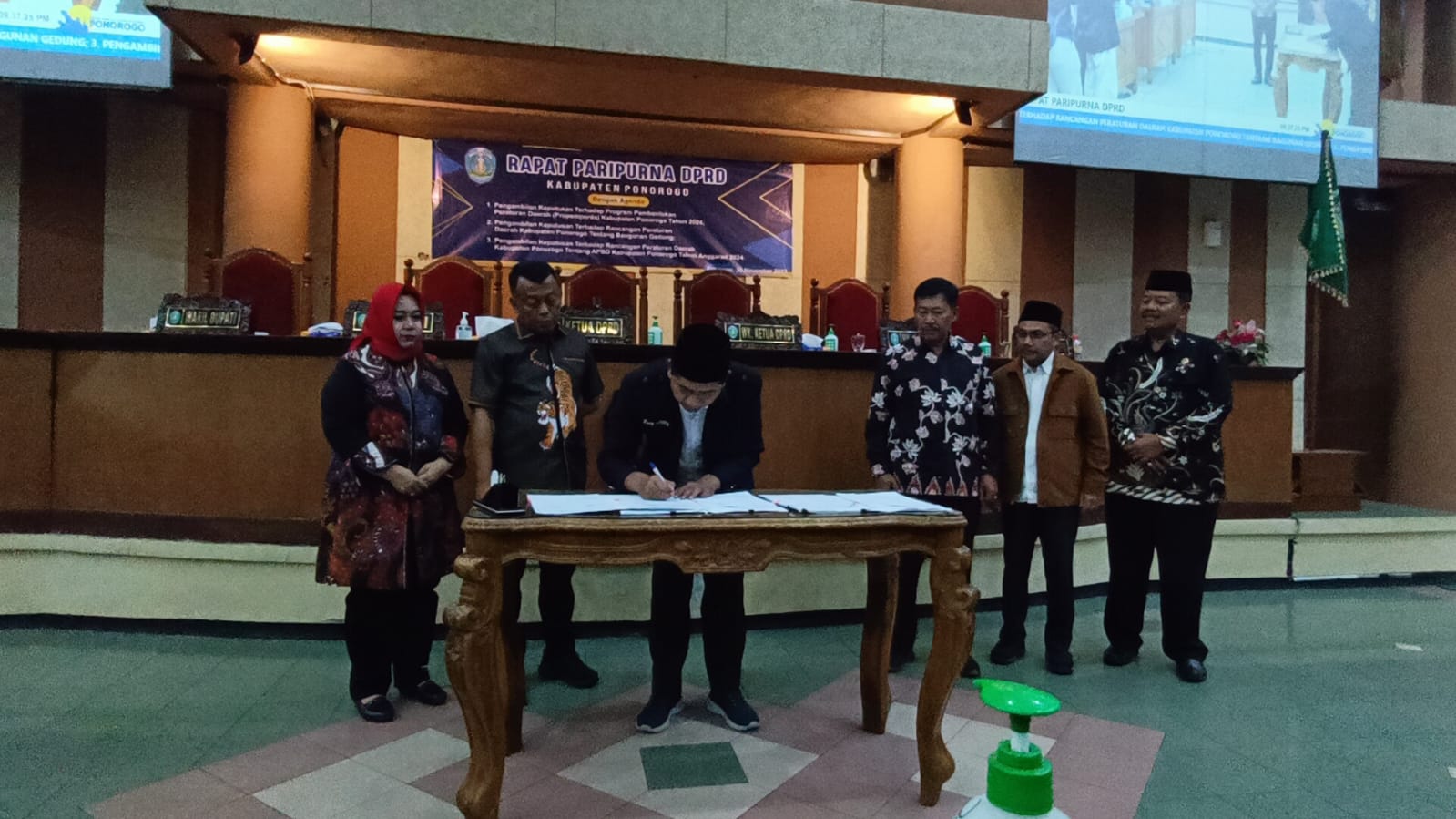 Ketua DPRD Ponorogo, Sunarto SPd saat menandatangani Perda APBD Kabupaten Ponorogo tahun 2024