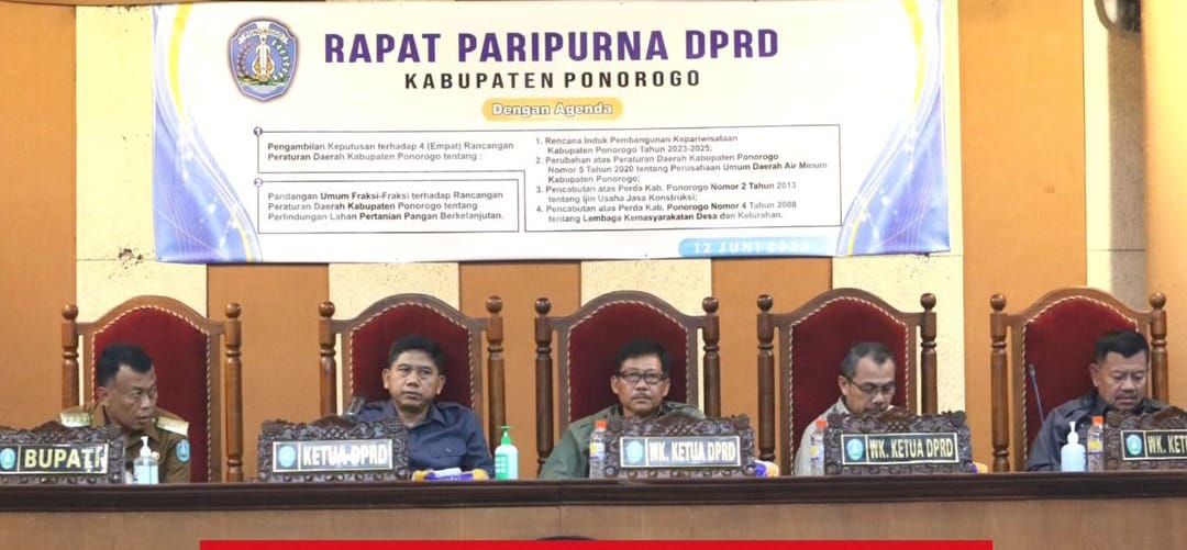 Rapat Paripurna DPRD Ponorogo dengan Agenda Pengesahan 4 Raperda dan Pandangan Umum Fraksi tentang PLP2B