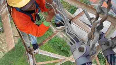 Pekerjaan pembongkaran kabel optik obsolote diatas tower SUTET yang memiliki resiko sangat tinggi