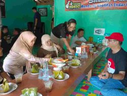 Bu Khofifah menikmati Enaknya Garang Asem di Warung Ndeso Bringinan