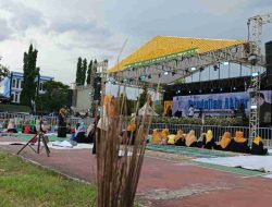 Cegah Hujan saat Pengajian Gus Iqdam, Jamaah pasang Sapu Lidi Terbalik
