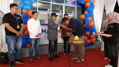 Gus Fuad, Penasehat PT LDN bersama Pimpinan Mataraman Fiber Optik, Heri Susanto.