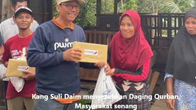 Kang Suli Daim menyerahkan Daging Qurban