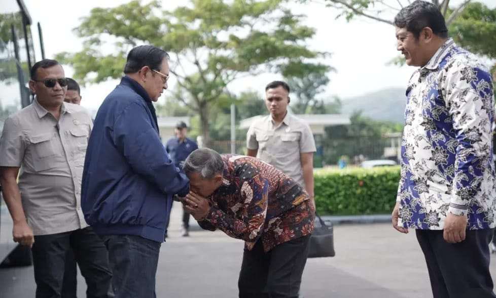 Bupati Pacitan Indrata Nur Bayu Aji saat menyambut kedatangan Presiden ke 6 RI, Susilo Bambang Yudhoyono