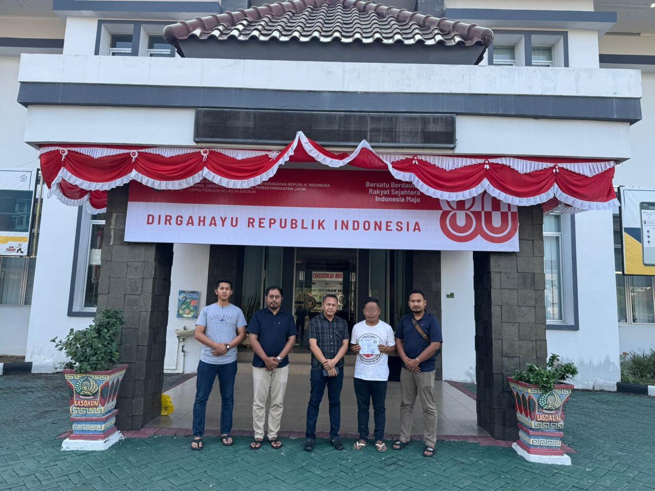 Petugas Lapas Pemuda Madiun melepas Warga Binaan yang mendapatkan Amnesti dari Presiden